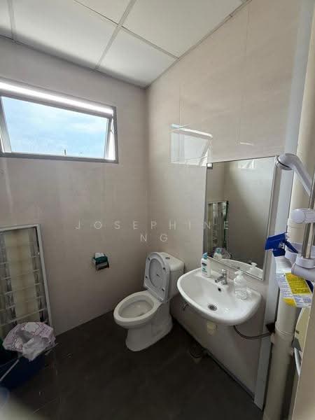 Solstice Business Centre, 23 New Industrial Road, Hougang / Punggol / Sengkang, 1,410 sqft, Light Industrial (B1) For Rent, by Josephine Ng, 500168721 - Bathroom - CommercialGuru.com.sg