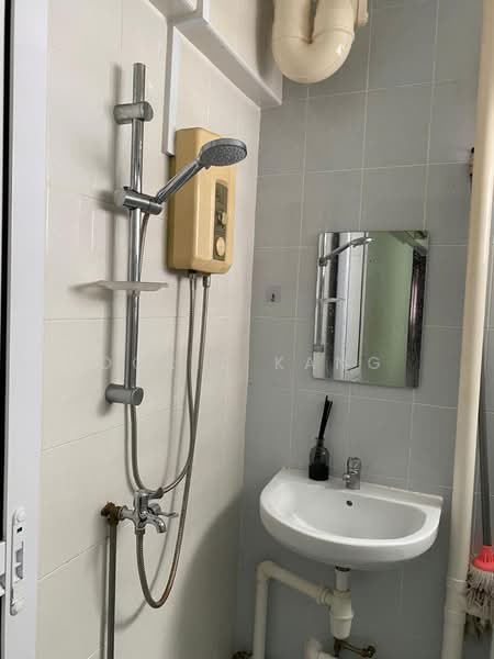 123 Bukit Batok Central, 123 Bukit Batok Central, 3 Bedrooms, 1,001 sqft, HDB Flat For Rent, by Doris Kang, 500168750 - Bathroom - PropertyGuru.com.sg