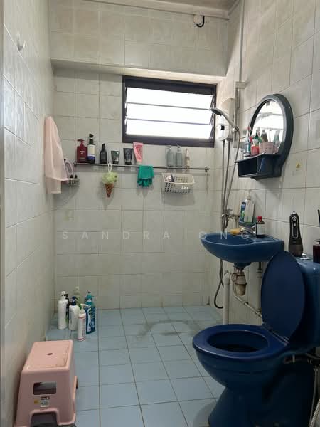297 Bukit Batok Street 22, 297 Bukit Batok Street 22, 3 Bedrooms, 1,087 sqft, HDB Flat For Sale, by Sandra Ong, 500168757 - Bathroom - PropertyGuru.com.sg