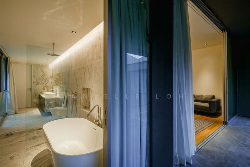 Good Class Bungalow King Albert Park Bukit Timah, King Albert Park, Bukit Timah, Holland, Yarwood, 5 Bedrooms, 10,500 sqft, Good Class Bungalow For Rent, by Danielle Loh, 500168776 - Bathroom - PropertyGuru.com.sg