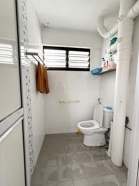 402 Hougang Avenue 10, 402 Hougang Avenue 10, 3 Bedrooms, 1,033 sqft, HDB Flat For Rent, by Mira Kelyna, 500168780 - Bathroom - PropertyGuru.com.sg