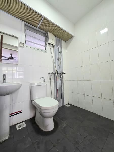 673A Fern Grove @ Yishun, 673A Yishun Avenue 4, 2 Bedrooms, 731 sqft, HDB Flat For Sale, by Taufik Batisah, 500168794 - Bathroom - PropertyGuru.com.sg