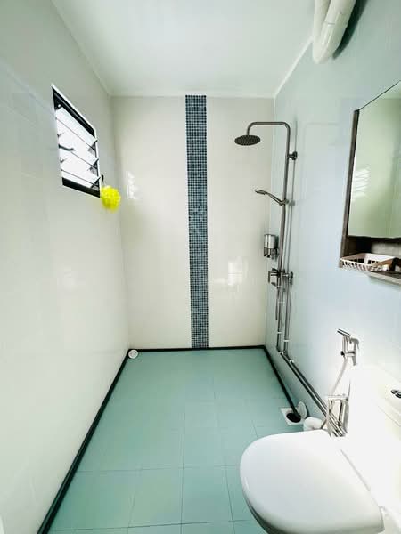 438 Tampines Street 43, 438 Tampines Street 43, 3 Bedrooms, 1,130 sqft, HDB Flat For Sale, by Sharifah Kamariah, 500168798 - Bathroom - PropertyGuru.com.sg