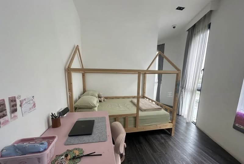 Burgundy Hill, Burgundy Rise, 8 Bedrooms, 3,800 sqft, Semi-Detached House For Sale, by Shirley Ong 王秀榛, 500168844 - Bedroom - PropertyGuru.com.sg