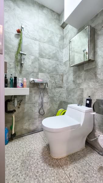 101 Henderson Crescent, 101 Henderson Crescent, 3 Bedrooms, 796 sqft, HDB Flat For Sale, by Peggy Leong, 500168906 - Bathroom - PropertyGuru.com.sg