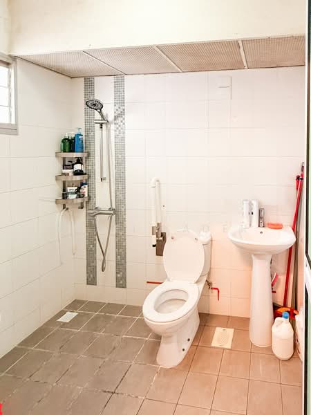 433A Sengkang West Way, 433A Sengkang West Way, 3 Bedrooms, 1,001 sqft, HDB Flat For Sale, by Shafi Kader, 500168912 - Bathroom - PropertyGuru.com.sg