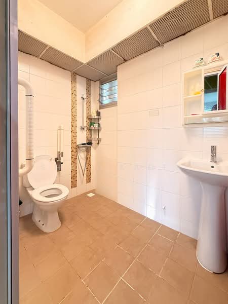 433A Sengkang West Way, 433A Sengkang West Way, 3 Bedrooms, 1,001 sqft, HDB Flat For Sale, by Shafi Kader, 500168912 - Bathroom - PropertyGuru.com.sg