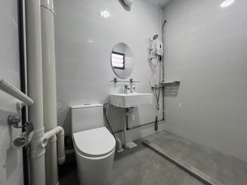 883 Tampines Street 84, 883 Tampines Street 84, 2 Bedrooms, 796 sqft, HDB Flat For Rent, by Deswinne G K, 500168915 - Bathroom - PropertyGuru.com.sg