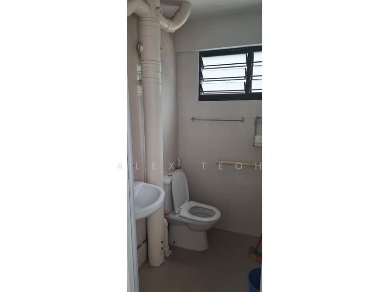 242 Yishun Ring Road, 242 Yishun Ring Road, 2 Bedrooms, 721 sqft, HDB Flat For Rent, by Alex Teoh, 500168926 - Bathroom - PropertyGuru.com.sg