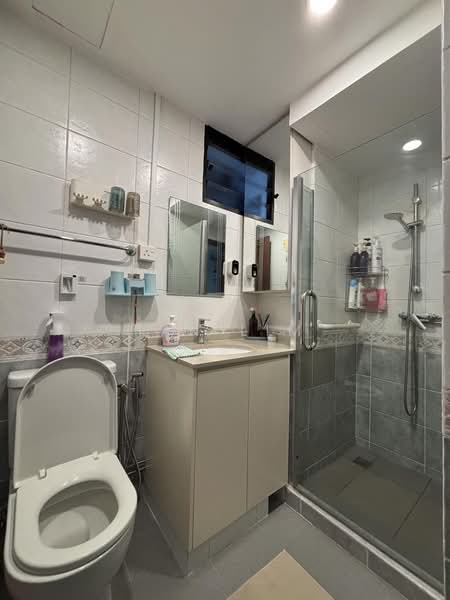Eastvale, 31 Pasir Ris Drive 3, 3 Bedrooms, 1,281 sqft, Condominium For Sale, by Ian Lim, 500168929 - Bathroom - PropertyGuru.com.sg