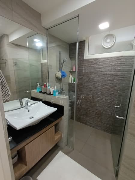 Rio Vista, 32 Upper Serangoon View, 3 Bedrooms, 1,249 sqft, Condominium For Sale, by Clement Chew, 500168946 - Bathroom - PropertyGuru.com.sg