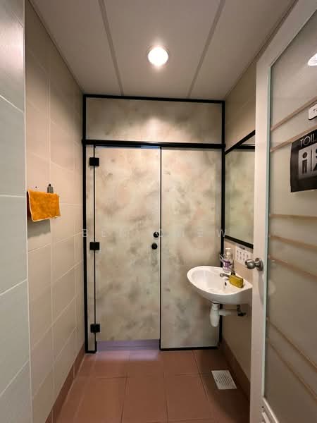 Tradehub 21, 18 Boon Lay Way, 291 sqft, Light Industrial (B1) For Rent, by Ben Chew, 500168968 - Bathroom - CommercialGuru.com.sg