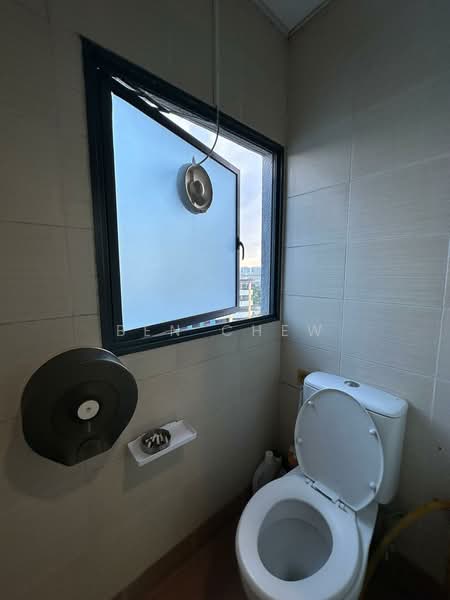 Tradehub 21, 18 Boon Lay Way, 291 sqft, Light Industrial (B1) For Rent, by Ben Chew, 500168968 - Bathroom - CommercialGuru.com.sg