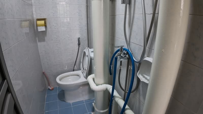 51 Lorong 6 Toa Payoh, 51 Lorong 6 Toa Payoh, 3 Bedrooms, 678 sqft, HDB Flat For Rent, by Jack Tan, 500168973 - Bathroom - PropertyGuru.com.sg