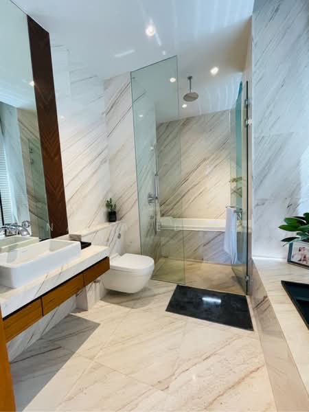 Nouvel 18, 18 Anderson Road, 4 Bedrooms, 2,476 sqft, Condominium For Rent, by Nadia Ederer, 500168986 - Master Bathroom - PropertyGuru.com.sg