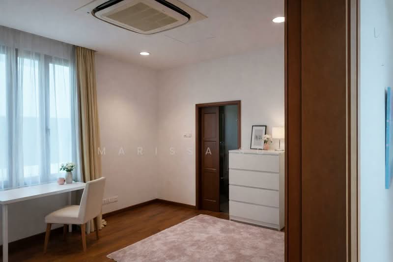 Renovated Detached with Pool, 1KM to Henry Park, , 5 Bedrooms, 5,672 sqft, Detached House For Sale, by Marissa Soh, 500168987 - Bedroom - PropertyGuru.com.sg