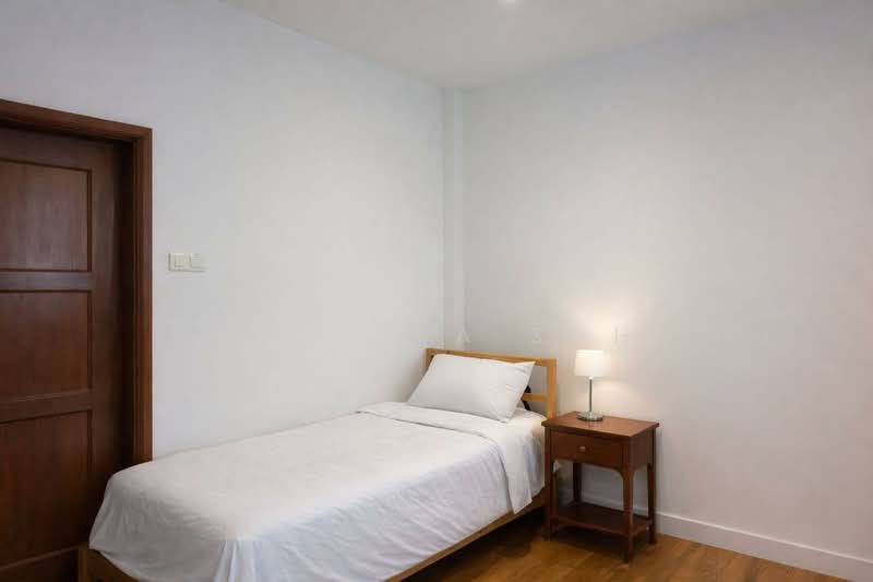 Renovated Detached with Pool, 1KM to Henry Park, , 5 Bedrooms, 5,672 sqft, Detached House For Sale, by Marissa Soh, 500168987 - Bedroom - PropertyGuru.com.sg