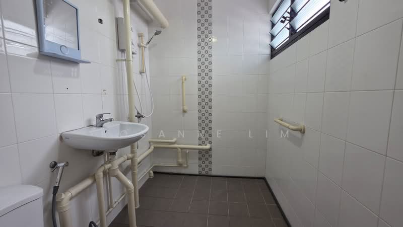 164 Bukit Batok Street 11, 164 Bukit Batok Street 11, 2 Bedrooms, 785 sqft, HDB Flat For Sale, by Rosanne Lim, 500169022 - Bathroom - PropertyGuru.com.sg