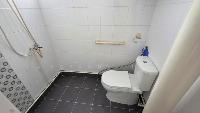 164 Bukit Batok Street 11, 164 Bukit Batok Street 11, 2 Bedrooms, 785 sqft, HDB Flat For Sale, by Rosanne Lim, 500169022 - Bathroom - PropertyGuru.com.sg