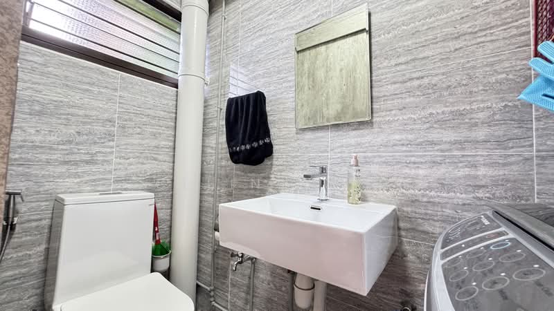 834 Yishun Street 81, 834 Yishun Street 81, 3 Bedrooms, 1,571 sqft, HDB Flat For Sale, by Celine Tan, 500169032 - Bathroom - PropertyGuru.com.sg