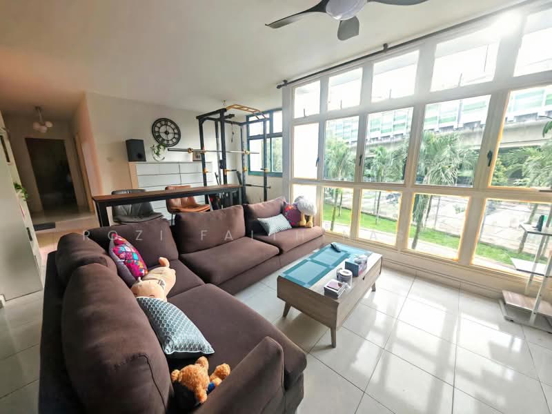 479 Segar Road, 479 Segar Road, 3 Bedrooms, 1,345 sqft, HDB Flat For Sale, by Rozi Faith Naser, 500169070 - Living Room - PropertyGuru.com.sg