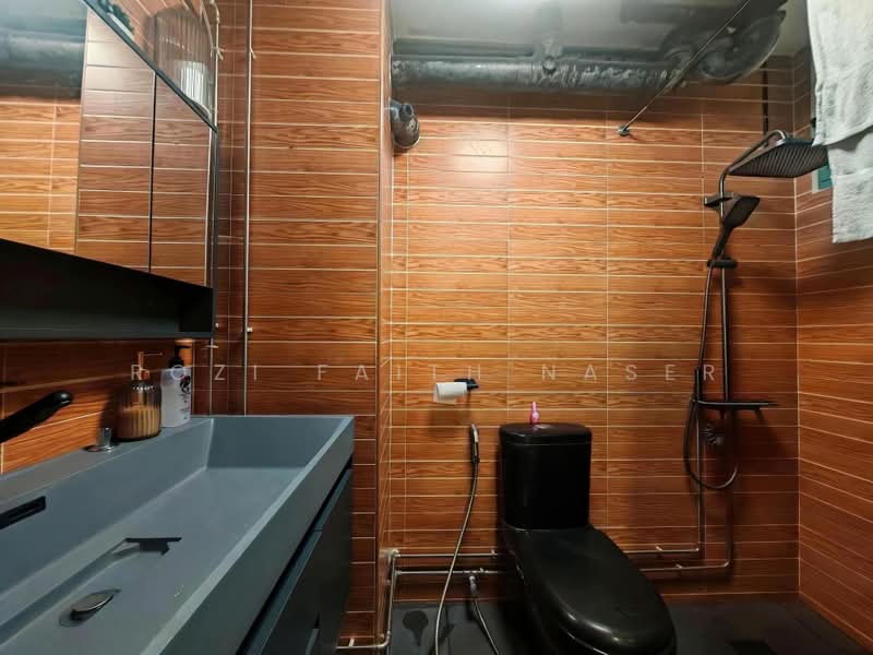 479 Segar Road, 479 Segar Road, 3 Bedrooms, 1,345 sqft, HDB Flat For Sale, by Rozi Faith Naser, 500169070 - Bathroom - PropertyGuru.com.sg