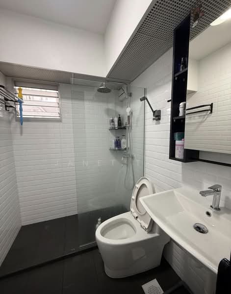 209B Punggol Place, 209B Punggol Place, 2 Bedrooms, 721 sqft, HDB Flat For Sale, by Janet Tan, 500169081 - Bathroom - PropertyGuru.com.sg