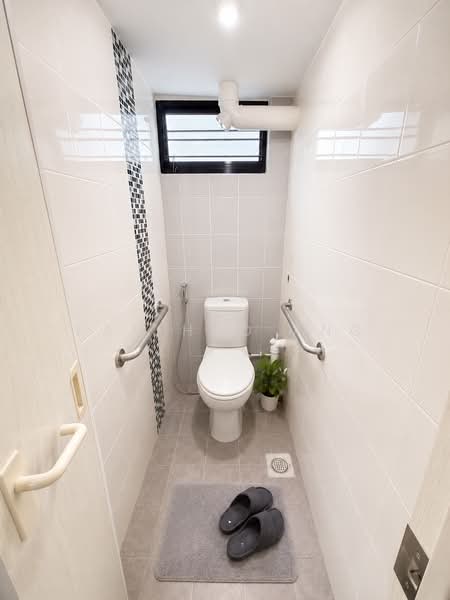 37 Bedok South Avenue 2, 37 Bedok South Avenue 2, 3 Bedrooms, 904 sqft, HDB Flat For Sale, by Fan Hao Ang, 500169082 - Bathroom - PropertyGuru.com.sg