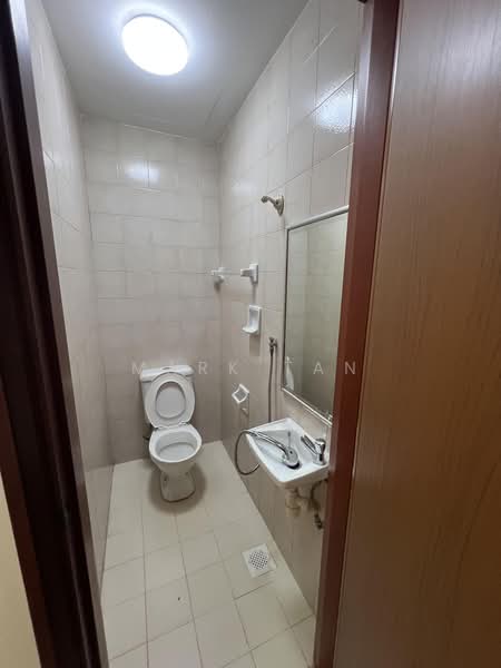 The Sterling, 1001 Bukit Timah Road, Clementi Park / Upper Bukit Timah, 3 Bedrooms, 1,496 sqft, Condominium For Rent, by Mark Tan, 500169131 - Helper’s bathroom - PropertyGuru.com.sg