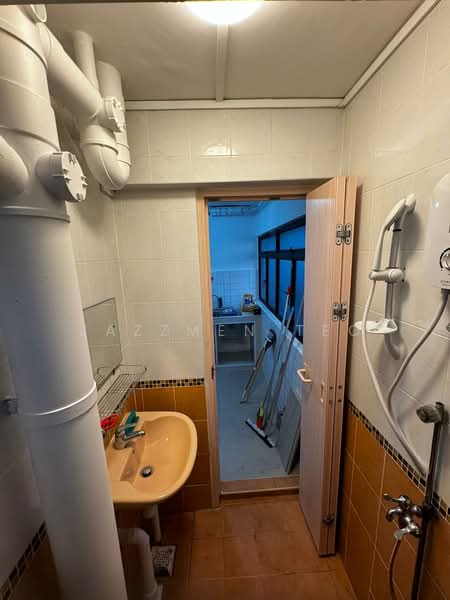 434 Clementi Avenue 3, 434 Clementi Avenue 3, 2 Bedrooms, 721 sqft, HDB Flat For Sale, by Jazzmen Teo, 500169164 - Bathroom - PropertyGuru.com.sg