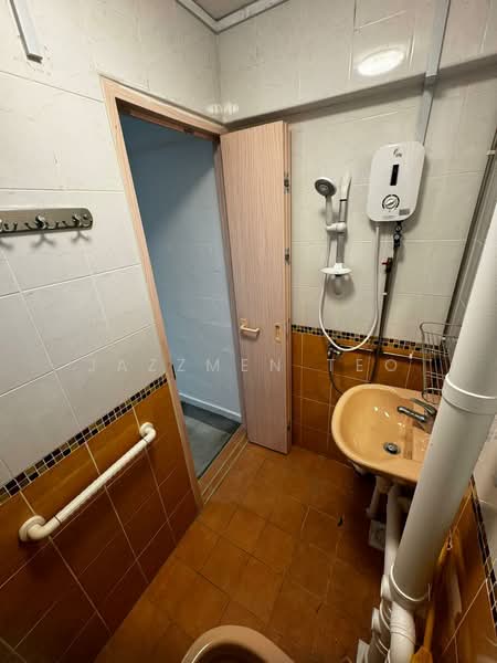 434 Clementi Avenue 3, 434 Clementi Avenue 3, 2 Bedrooms, 721 sqft, HDB Flat For Sale, by Jazzmen Teo, 500169164 - Bathroom - PropertyGuru.com.sg