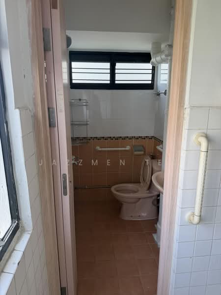 434 Clementi Avenue 3, 434 Clementi Avenue 3, 2 Bedrooms, 721 sqft, HDB Flat For Sale, by Jazzmen Teo, 500169164 - Bathroom - PropertyGuru.com.sg