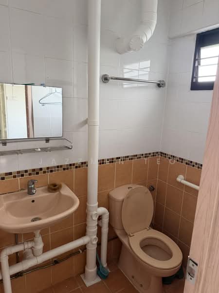 434 Clementi Avenue 3, 434 Clementi Avenue 3, 2 Bedrooms, 721 sqft, HDB Flat For Sale, by Jazzmen Teo, 500169164 - Bathroom - PropertyGuru.com.sg