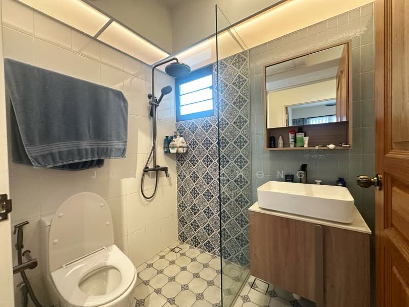 263 Toa Payoh Apex, 263 Toa Payoh East, 2 Bedrooms, 732 sqft, HDB Flat For Rent, by Justin Chong, 500169174 - Common Bathroom - PropertyGuru.com.sg