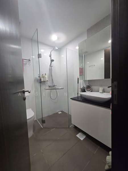 Heron Bay, 63 Upper Serangoon View, 4 Bedrooms, 1,389 sqft, Executive Condominium For Sale, by Angeline Ang, 500169187 - Bathroom - PropertyGuru.com.sg