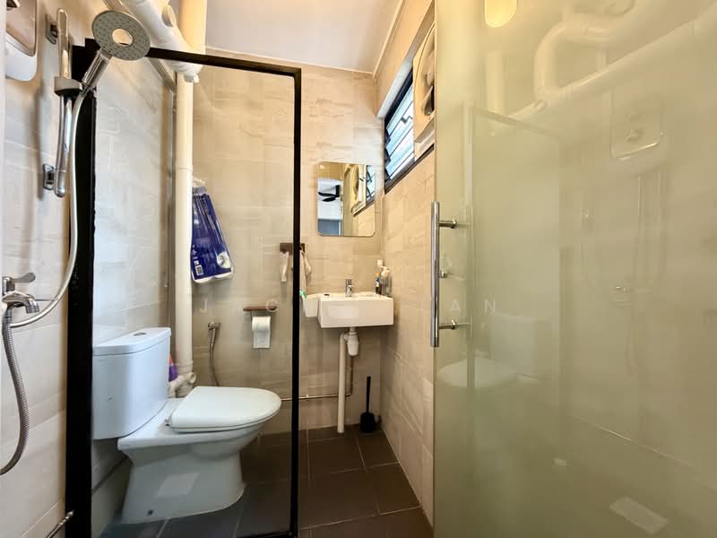 228 Serangoon Avenue 4, 228 Serangoon Avenue 4, 3 Bedrooms, 1,001 sqft, HDB Flat For Sale, by JACKIE TAN, 500169222 - Bathroom - PropertyGuru.com.sg