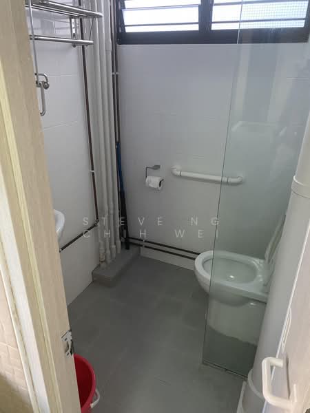 379 Clementi Avenue 5, 379 Clementi Avenue 5, 3 Bedrooms, 1,000 sqft, HDB Flat For Rent, by Steve Ng Chih Wei, 500169253 - Bathroom - PropertyGuru.com.sg