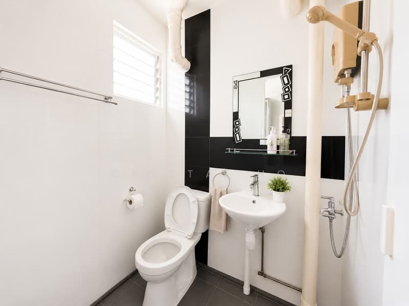 538 Ang Mo Kio Avenue 5, 538 Ang Mo Kio Avenue 5, 2 Bedrooms, 732 sqft, HDB Flat For Sale, by Crystal Ho, 500169260 - Bathroom - PropertyGuru.com.sg