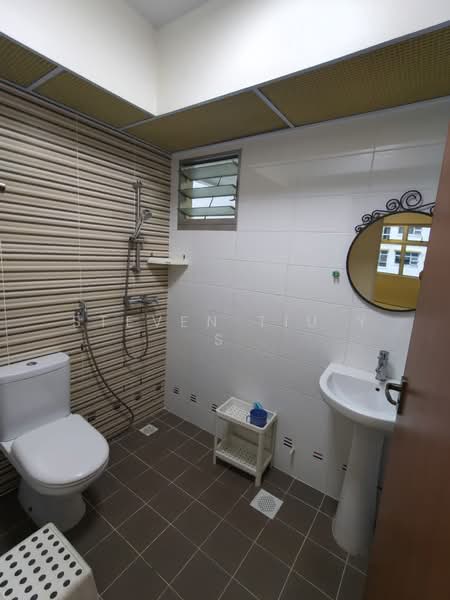 443C Bukit Batok West Avenue 8, 443C Bukit Batok West Avenue 8, 3 Bedrooms, 990 sqft, HDB Flat For Sale, by Steven Tiu Y S, 500169326 - Bathroom - PropertyGuru.com.sg