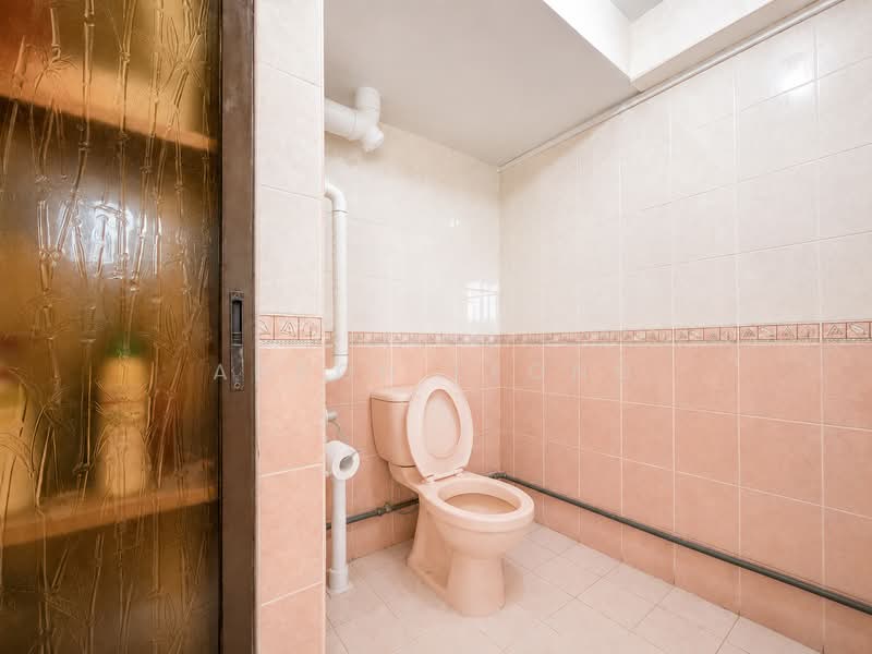 206 Boon Lay Drive, 206 Boon Lay Drive, 3 Bedrooms, 1,291 sqft, HDB Flat For Sale, by Aaron Leong, 500169337 - Bathroom - PropertyGuru.com.sg