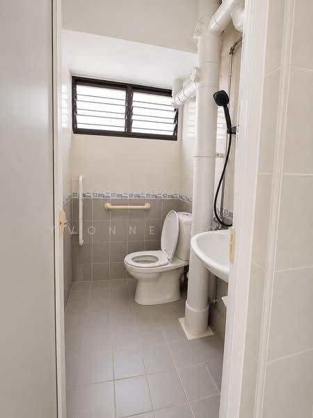 509 Ang Mo Kio Avenue 8, 509 Ang Mo Kio Avenue 8, 2 Bedrooms, 721 sqft, HDB Flat For Sale, by Yvonne Wong, 500169381 - Bathroom - PropertyGuru.com.sg