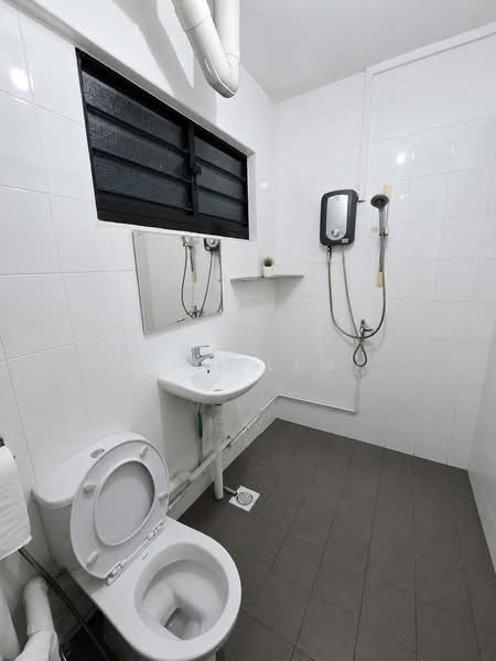 163 Bukit Batok Street 11, 163 Bukit Batok Street 11, 3 Bedrooms, 1,130 sqft, HDB Flat For Sale, by Yan Lim, 500169411 - Bathroom - PropertyGuru.com.sg