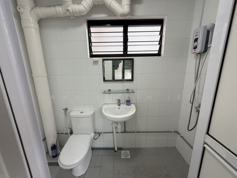 527 Hougang Avenue 6, 527 Hougang Avenue 6, 3 Bedrooms, 1,302 sqft, HDB Flat For Sale, by Dawn Jeslyn Lee 李籽嬴, 500169417 - Bathroom - PropertyGuru.com.sg