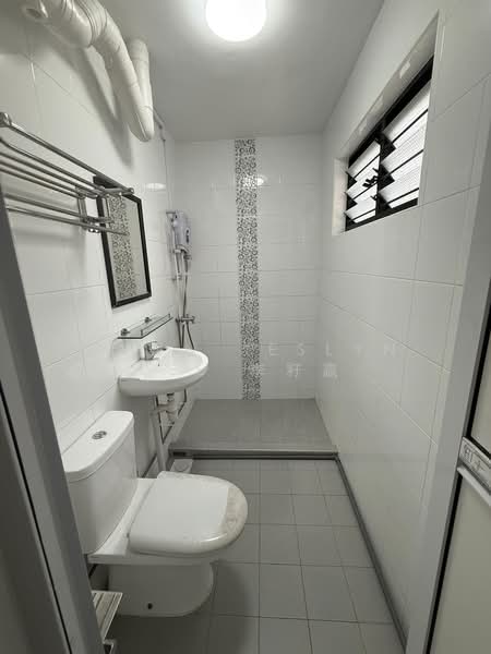 527 Hougang Avenue 6, 527 Hougang Avenue 6, 3 Bedrooms, 1,302 sqft, HDB Flat For Sale, by Dawn Jeslyn Lee 李籽嬴, 500169417 - Bathroom - PropertyGuru.com.sg