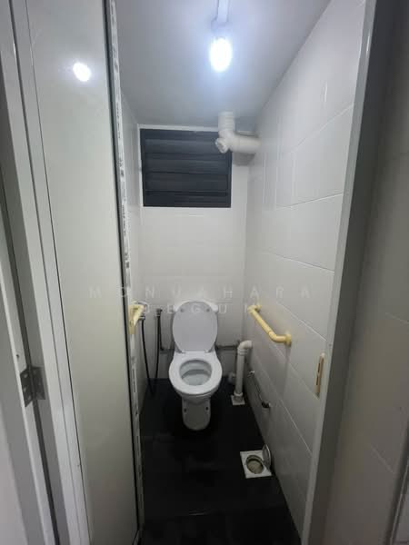 219 Lorong 8 Toa Payoh, 219 Lorong 8 Toa Payoh, 3 Bedrooms, 1,001 sqft, HDB Flat For Rent, by Monuahara Begum, 500169428 - Bathroom - PropertyGuru.com.sg