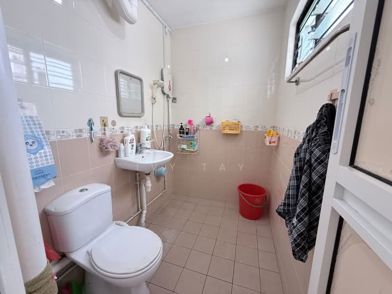 613 Hougang Avenue 8, 613 Hougang Avenue 8, 3 Bedrooms, 1,119 sqft, HDB Flat For Sale, by Ivy Tay, 500169444 - Bathroom - PropertyGuru.com.sg