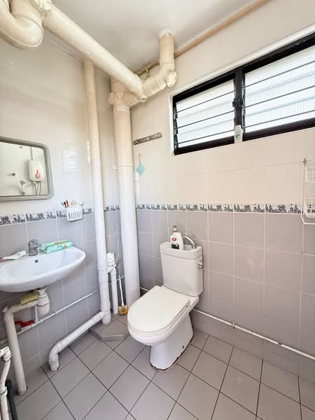 613 Hougang Avenue 8, 613 Hougang Avenue 8, 3 Bedrooms, 1,119 sqft, HDB Flat For Sale, by Ivy Tay, 500169444 - Bathroom - PropertyGuru.com.sg