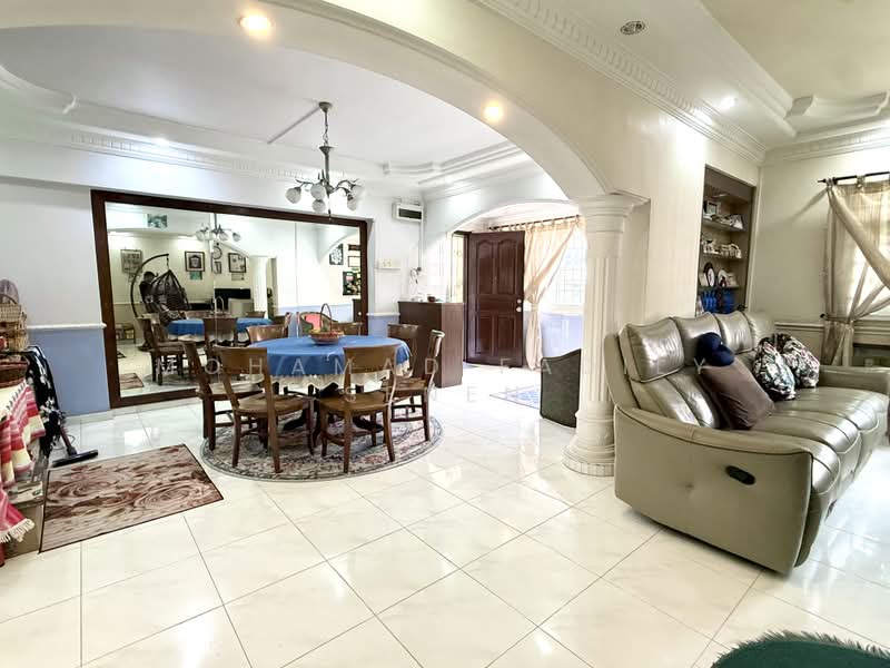 318 Tampines Street 33, 318 Tampines Street 33, 3 Bedrooms, 1,399 sqft, HDB Flat For Sale, by Mohamad Fadily Senen, 500169473 - Living Room - PropertyGuru.com.sg