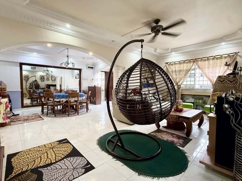 318 Tampines Street 33, 318 Tampines Street 33, 3 Bedrooms, 1,399 sqft, HDB Flat For Sale, by Mohamad Fadily Senen, 500169473 - Living Room - PropertyGuru.com.sg