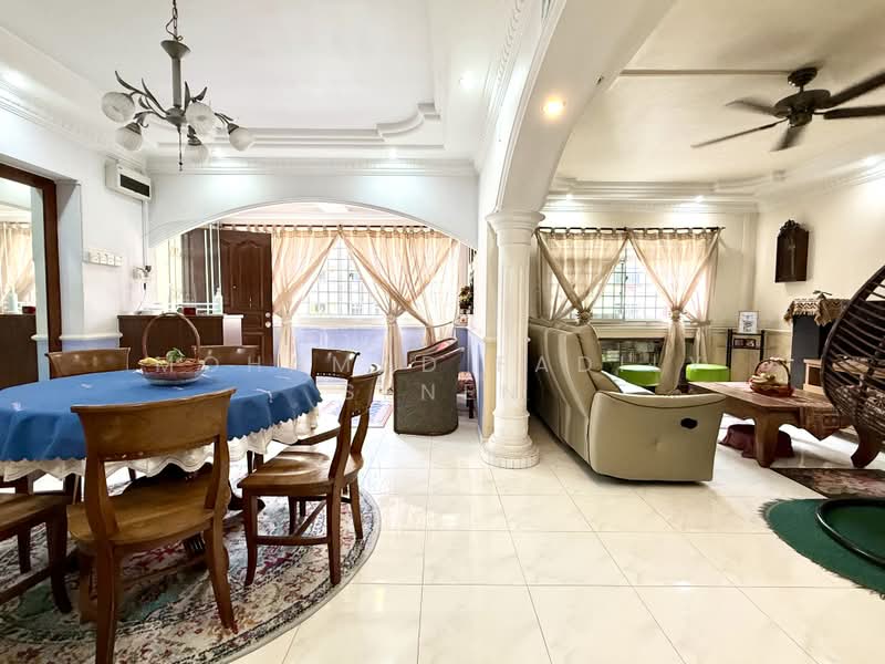 318 Tampines Street 33, 318 Tampines Street 33, 3 Bedrooms, 1,399 sqft, HDB Flat For Sale, by Mohamad Fadily Senen, 500169473 - Living Room - PropertyGuru.com.sg